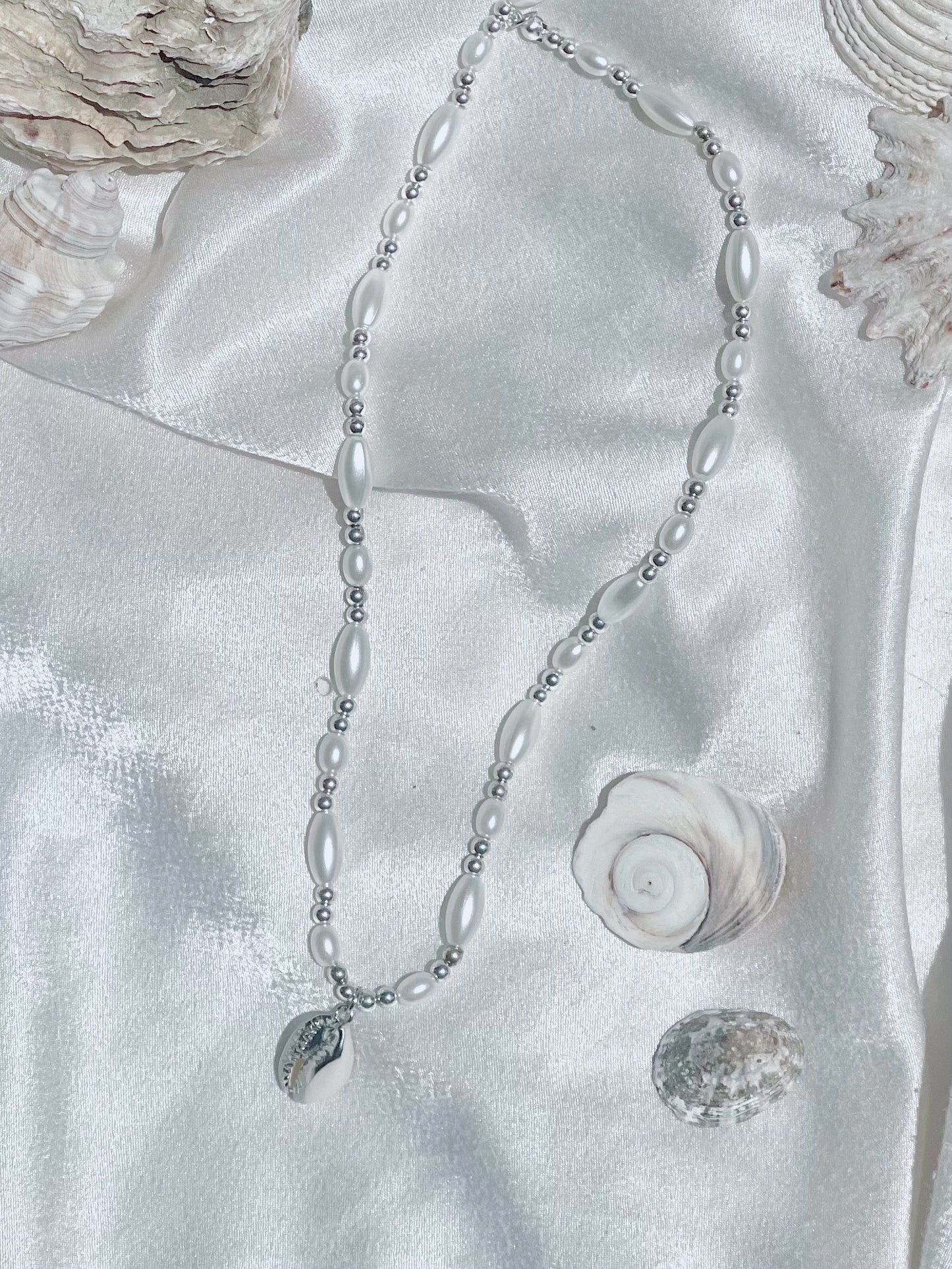 Faux pearl silver shell necklace - mermaid core